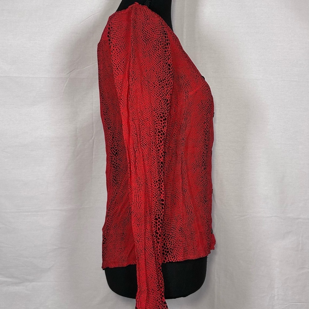 Red Textured Button-Front V-Neck Blouse - Picture 4 of 6
